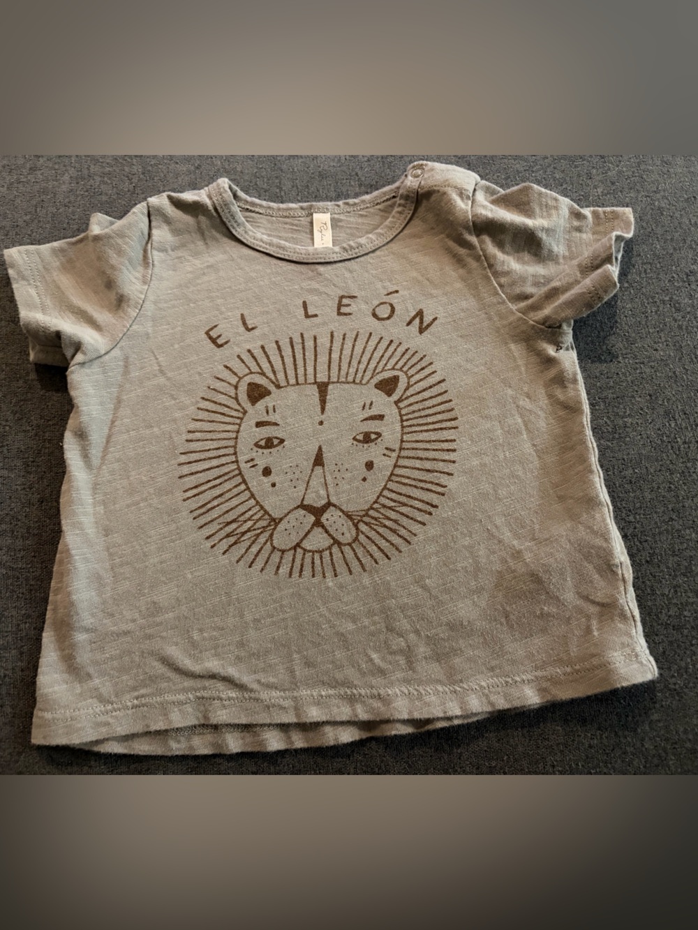Rylee + Cru Tee with Lion Graphic - El León
